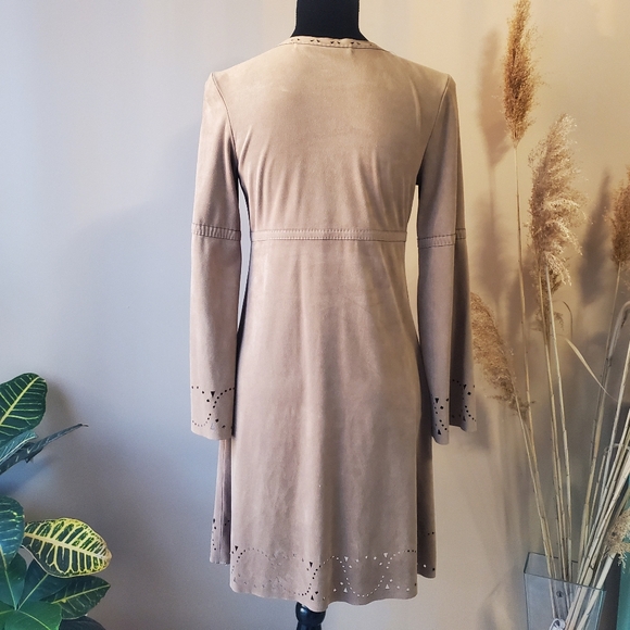MAX STUDIO Boho-Chic 70s Cut-out Flare Sleeve V-neck Faux Suede Festival Dress - Picture 14 of 14